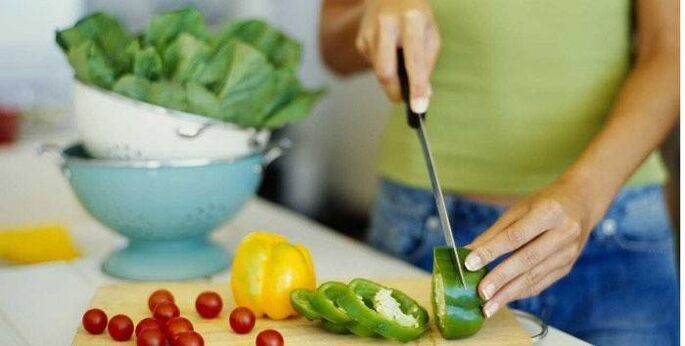 Μαγείρεμα σαλάτας λαχανικών για δείπνο σύμφωνα με τις αρχές της σωστής διατροφής για λεπτή σιλουέτα